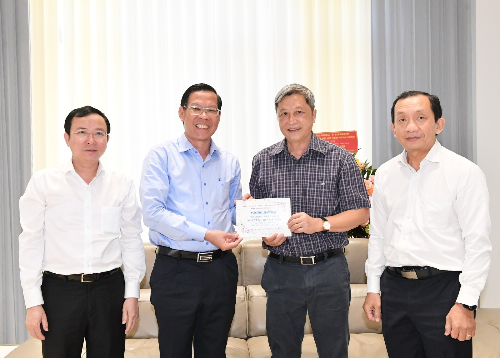 Chủ tịch UBND TP. Hồ Chí Minh tặng quà GS-TS-BS Nguyễn Trường Sơn (Ảnh: Việt Dũng).